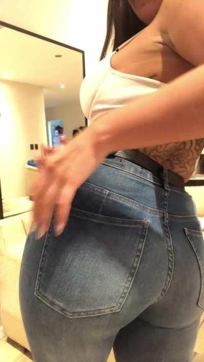 Mm do you like farts in jeans ? 😜
