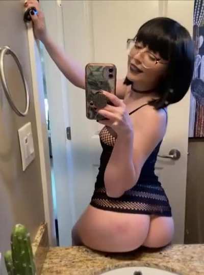 Are small but perfectly shaped little goth bubble-butts anyone's favorite kind? 😅