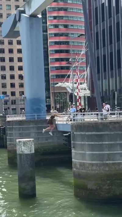 Woman jumps from a bridge to a pillar and back again 🤯