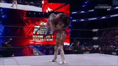 Mariah ends Aminata 💪🏽