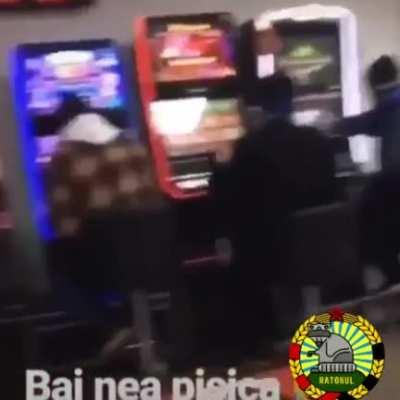 Nici la pacanele nu mai ai loc de ei