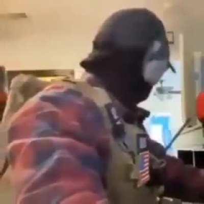 Cuando escucho un ruido y no me da tiempo de vestirme