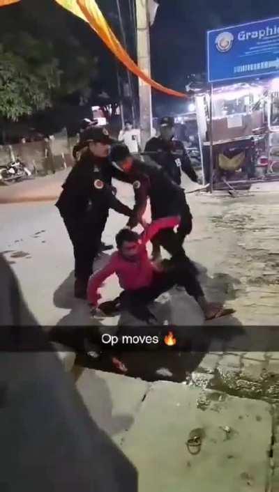 prr op to sirf momos khaane aya tha. (❁´◡`❁)