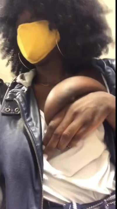 quick titty flash 🥰