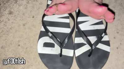 Nothing beats black and white flip flops 🖤🤍