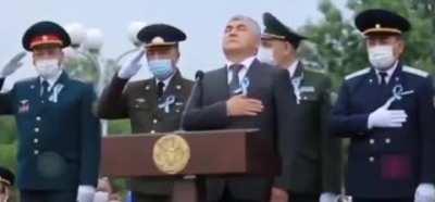 我劝你下次试试左手敬礼