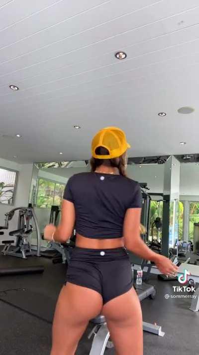 Sommer ray booty shake😍