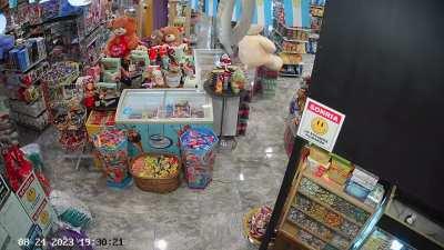 Entró a un kiosco y se robó un peluche valuado en $20.000