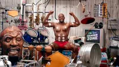 Музыкальная пауза на сабе! Я знаю, вы любите необычное (поэтому тут и сидите, хехе), на сей раз знаменитый Терри Крюс всех удивил, сыграв на мышцах неплохой такой драмчик :)