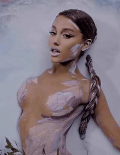 Ariana Grande hot