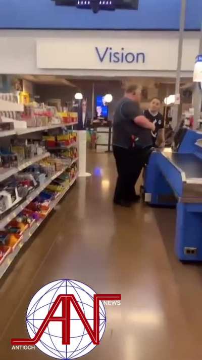 Walmart employee tries choking and accuses customer for not scanning items at self checkout