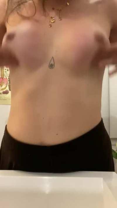 I need you to squeeze my tits 🍋😛 (f)