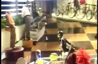 In the scene in Batman Returns (1992) where Catwoman (Michelle Pfeiffer) whipped off the heads of all four mannequins, she did it in ONE TAKE, to the applause of the film crew.