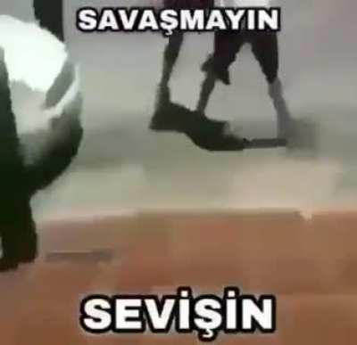SAVAŞMAYIN SEVİŞİN