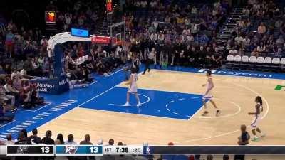 [Highlight] Wemby leaks out early in transition, for the eventual easy jam— and his first preseason bucket