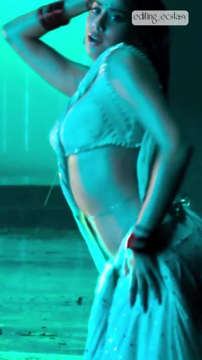 Jhanvi....Forget the bikini this is what a desi guy wants...!