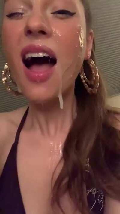 I am a VERY messy cumslut 😛