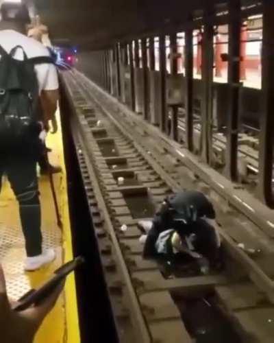 [USA] NYPD officer and good samaritan save a man who passed out on the train tracks