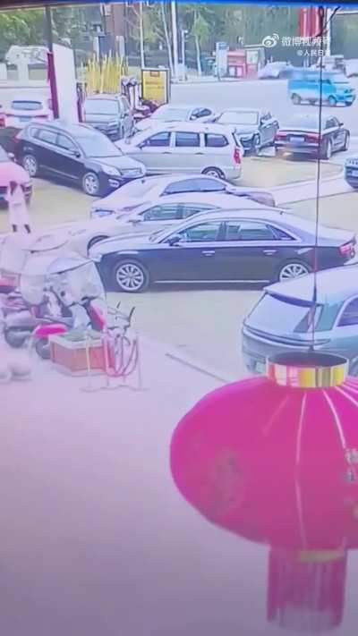 Kid throws firecracker into sewer in Sichuan, China