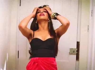 Queen Deepika Padukone flaunts her dark armpits.