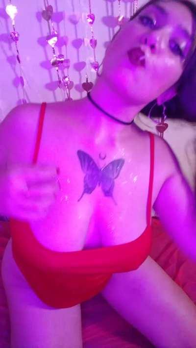 Hi, I'm Vicky..🦋 I wait for you in my account so you can tell me all your wishes