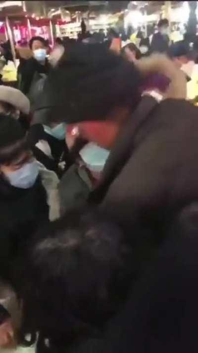 有前几个城市被封作为教训，再也没人相信物资充足了~ 天津人开始抢购物资