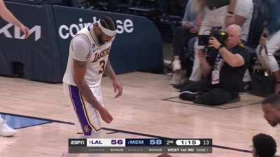 [Highlight] Anthony Davis hurts his shoulder mouthing 'I cant move my arm' and calls for a sub immediately as Lakers call timeout