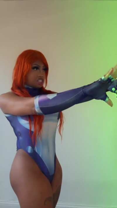 Starfire cosplay
