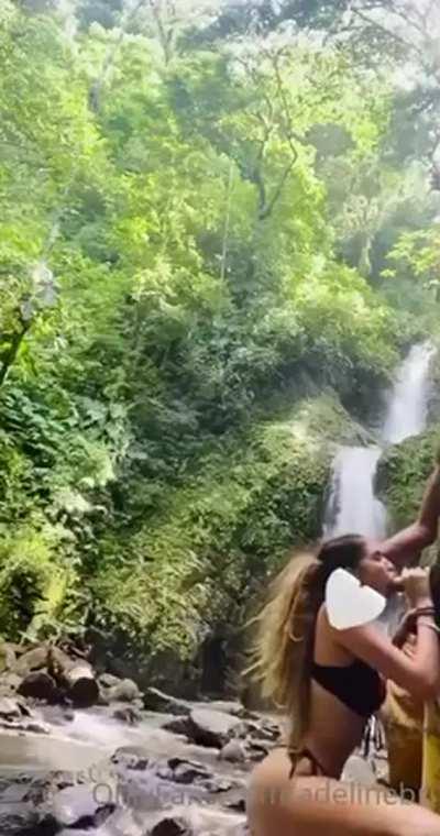 Breadelin waterfall blowjob