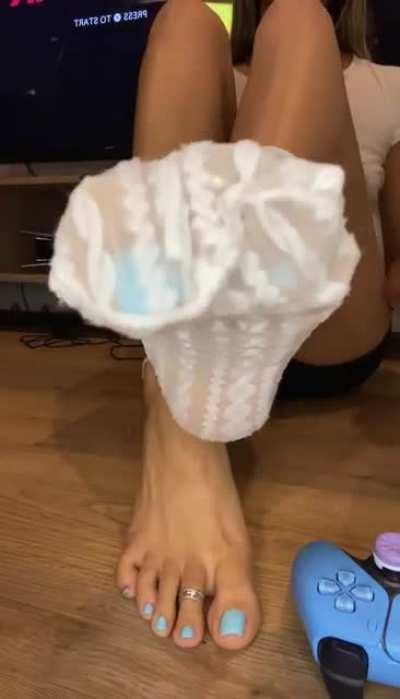 Happy video games day! Come take off and sniff my socks after some sweaty games x