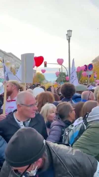 Wie rechtfertigt man eigentlich 600 Cops für 2000 Schwurbler vs 2000 Cops für 50 Liebig-Queerfems?