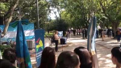 Veteranos se retiran de un acto de malvinas luego de repudiar discurso politico de la directora de escuela