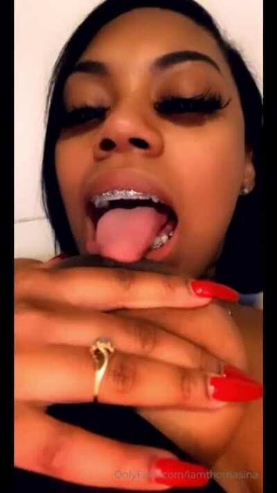 I@mthomasin@ sucking tittes