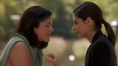 Sarah Michelle Gellar kissing Selma Blair in Cruel Intentions (1999)