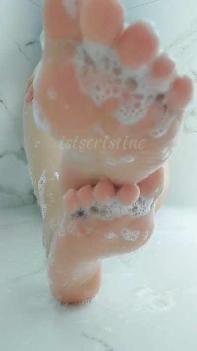 Little soles.. 👣🧼🚿