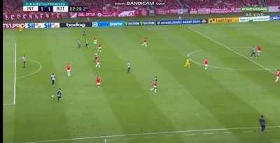 O Botafogo se supera a cada dia. Kevin tocando a bola para ninguém e entregando gol para Yuri Alberto.