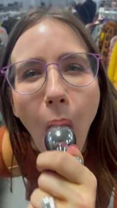 I’m just a normal girl who wears a plug everyday [GIF]