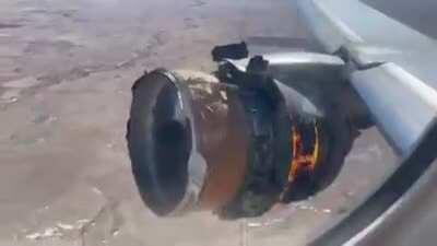 Imagina olhar pela janela e ver o motor do seu avião desse jeito