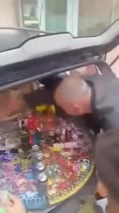 Mom, I won this cool snack !