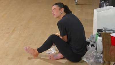 Resting her feet in last night's DWTS