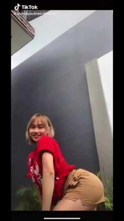 the back arch on this girl 🥵