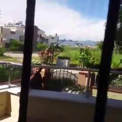 Balıkesir Akçay'da sokak hayvanlarına yiyecek veren 68 yaşındaki kadını böyle tehdit eden doğulu göçmen; 