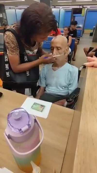 Una mujer llevó a un anciano muerto al banco de Río de Janeiro para pedir un préstamo de R$ 17.000 “Tío, ¿estás escuchando? Necesitas firmar. Si no firmas, no hay manera. No puedo firmar por ti