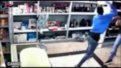 WCGW robbing a store with a bug zapper (Italy)