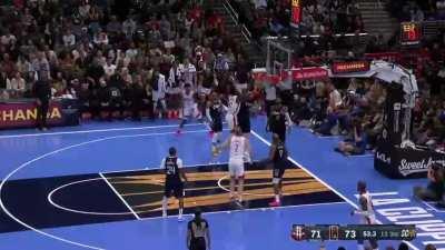 [Highlight] Tari Eason detonates for a poster over Theis!