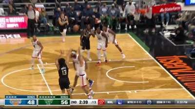 [Highlight] Jordan Nwora puts Fournier on skates with the crossover and drills the smooth midrange stepback