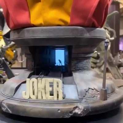MERCHANDISE: Joker life size bust by Queen Studios (awesome detail on the base)