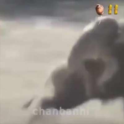 IMAGENS DE GRENINJA E MUCALOL DANDO FUGA DA POLICIA