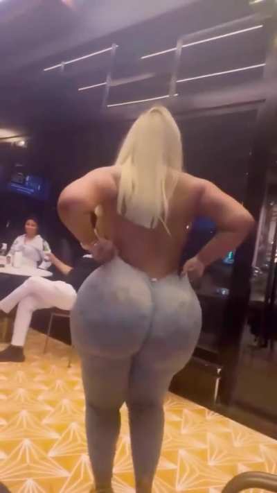 No way she can walk around the house naked. That BBL getting pounded every freakin night 😈