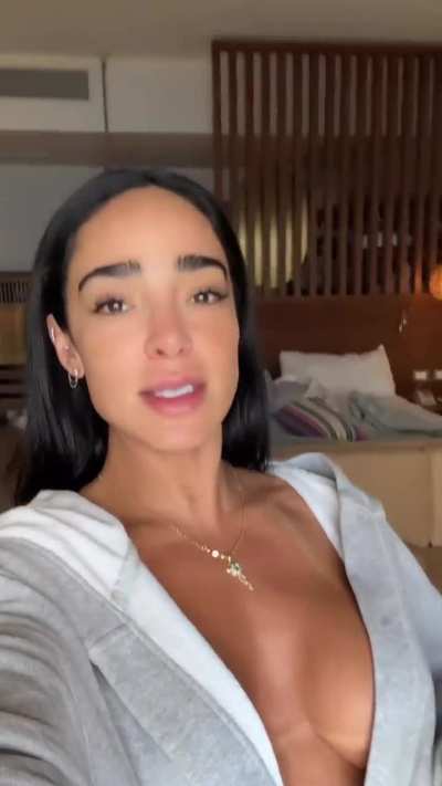 Como le encanta enseñar esos tetitas a manelyk